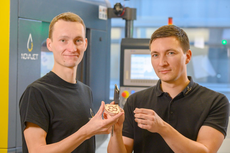 Stefan Seidel (links), technischer Leiter, und Geschäftsführer Markus Dittrich präsentieren eines der filigranen Werkstücke.