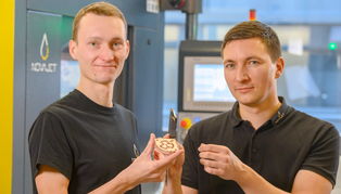 Stefan Seidel (links), technischer Leiter, und Geschäftsführer Markus Dittrich präsentieren eines der filigranen Werkstücke.